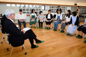 神戸商工会議所の川崎博也会頭(左)と神戸の街について語り合う長田高校の生徒ら=神戸市長田区池田谷町2