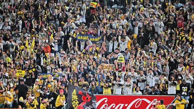 日本シリーズ第3戦、阪神の先制点で沸くライトスタンド=10月31日夜、甲子園球場