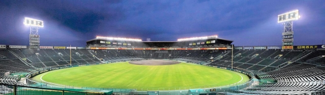 ナイター照明を点灯した甲子園球場(阪神電気鉄道提供)