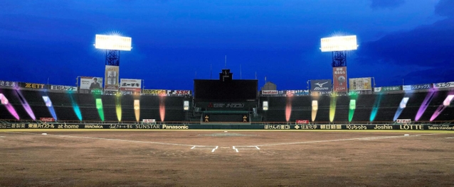 甲子園球場のナイターグラウンド見学会で外野スタンドを照らすカラー照明のイメージ(阪神電気鉄道提供)