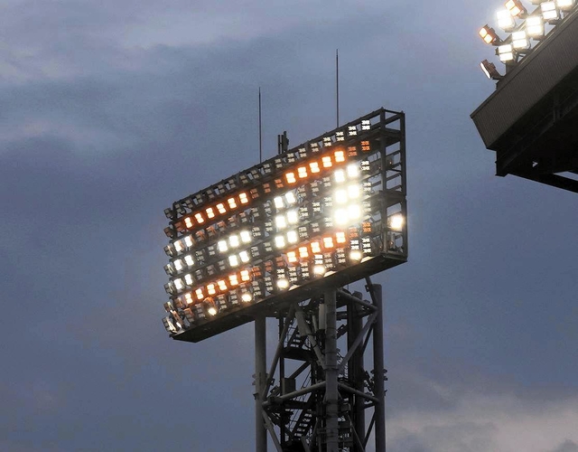 文字演出を行う甲子園球場の照明塔(阪神電気鉄道提供))