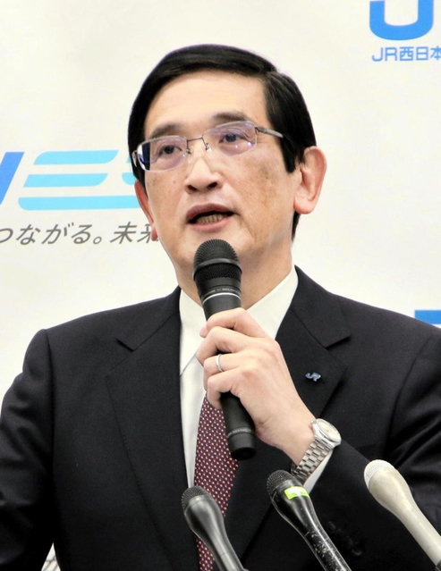 QRコードを使った乗車券サービスの導入を発表したJR西日本の長谷川一明社長=20日午後、大阪市北区
