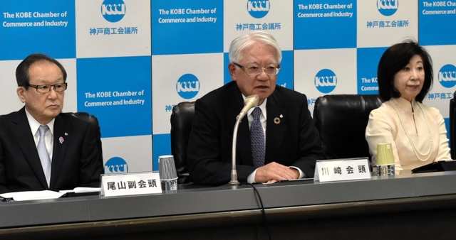 新春会見で今年の抱負を語る川崎博也会頭(中央)ら=神戸市中央区港島中町6、神戸商工会議所(撮影・石川 翠)