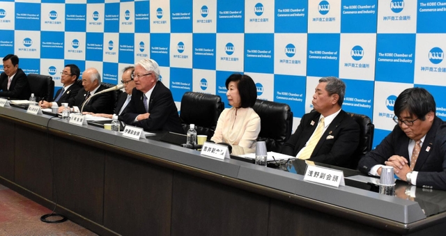 新春会見で今年の抱負を語る川崎博也会頭(中央)ら=神戸市中央区港島中町6、神戸商工会議所(撮影・石川 翠)