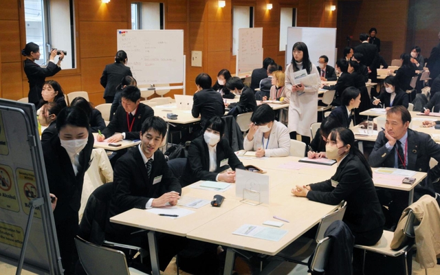 グループディスカッションを体験する学生たち=神戸市中央区脇浜町1、兵庫国際交流会館