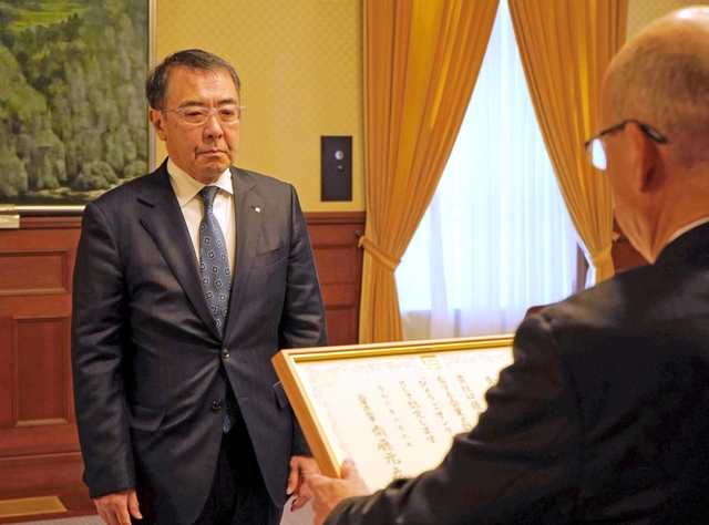 6日に行われた「ひょうごオンリーワン企業」の認定式=神戸市中央区下山手通4、兵庫県公館(兵庫県提供)