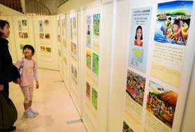 22カ国・地域の最優秀作品が並ぶ「アジアの子どもたちの絵日記展」=神戸市中央区三宮町1、さんちかホール