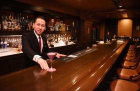 カクテルを考案した「レスタカード」バーテンダーの岡崎拳さん。正統派バーらしい雰囲気も魅力=神戸ポートピアホテル