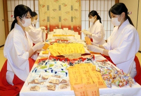 節分を前に、福豆の準備をする巫女たち=生田神社 節分を前に、福豆の準備をする巫女たち=生田神社