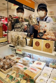 「酪農家しか食べられなかったチーズ」など魅力的な品をPRする(左から)佐藤稔さんと三浦卓也さん=神戸市中央区明石町 「酪農家しか食べられなかったチーズ」など魅力的な品をPRする(左から)佐藤稔さんと三浦卓也さん=神戸市中央区明石町