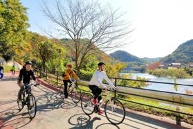 神出山田自転車道でサイクリングを楽しむ人たち=2019年11月、神戸市北区山田町衝原(同市提供) 神出山田自転車道でサイクリングを楽しむ人たち=2019年11月、神戸市北区山田町衝原(同市提供)