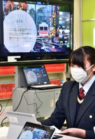 スライドを駆使し、ビデオ通話で発表する生徒=神戸北高校 スライドを駆使し、ビデオ通話で発表する生徒=神戸北高校