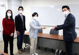 脱炭素に向けた取り組みについての提言書を、喜多隆教授(右)に渡す学生ら=神戸市灘区六甲台町1、神戸大学 脱炭素に向けた取り組みについての提言書を、喜多隆教授(右)に渡す学生ら=神戸市灘区六甲台町1、神戸大学
