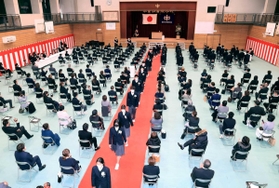 密を避けるため間隔を空けて座席が並ぶ=神戸市兵庫区吉田町1、吉田中学校(撮影・小林良多) 密を避けるため間隔を空けて座席が並ぶ=神戸市兵庫区吉田町1、吉田中学校(撮影・小林良多)