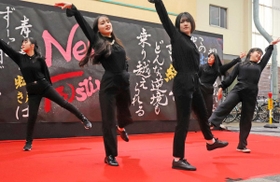 ダンスステージでしなやかな身のこなしを披露した、育英高校の生徒ら=神戸市長田区駒ケ林町1、六間道商店街 ダンスステージでしなやかな身のこなしを披露した、育英高校の生徒ら=神戸市長田区駒ケ林町1、六間道商店街