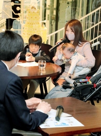 久元喜造市長(左)と意見交換する「神戸ママフレ部」のメンバー=神戸市中央区西町 久元喜造市長(左)と意見交換する「神戸ママフレ部」のメンバー=神戸市中央区西町