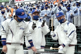 雨天の中、手拍子などでエールを送る応援団=西宮市甲子園町、甲子園球場 雨天の中、手拍子などでエールを送る応援団=西宮市甲子園町、甲子園球場