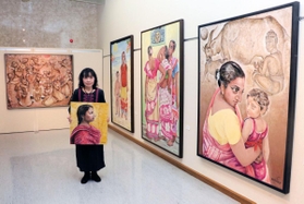 インドの家族などを描き、展示する辻恵子さん=神戸市灘区原田通3、原田の森ギャラリー インドの家族などを描き、展示する辻恵子さん=神戸市灘区原田通3、原田の森ギャラリー