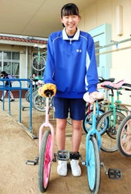 修理した一輪車を持ち、喜ぶ間宮華歩さん=神戸市東灘区青木4、本庄小学校 修理した一輪車を持ち、喜ぶ間宮華歩さん=神戸市東灘区青木4、本庄小学校