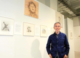 柔らかな筆致で仕上げた作品を披露した長沢秀之さん=デザイン・クリエイティブセンター神戸 柔らかな筆致で仕上げた作品を披露した長沢秀之さん=デザイン・クリエイティブセンター神戸