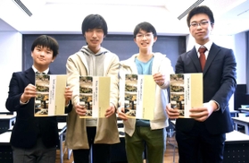 震災冊子の発行に携わった灘中高の(左から)岡田怜さん、佐藤弘麿さん、小坂壮太さん、金沢正斉さん=神戸市東灘区魚崎北町8 震災冊子の発行に携わった灘中高の(左から)岡田怜さん、佐藤弘麿さん、小坂壮太さん、金沢正斉さん=神戸市東灘区魚崎北町8