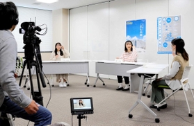 新型コロナウイルスの感染対策について話し合う大学生=神戸市長田区二葉町5、新長田合同庁舎 新型コロナウイルスの感染対策について話し合う大学生=神戸市長田区二葉町5、新長田合同庁舎