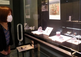 繊細な模様の器などが並ぶ企画展=KOBEとんぼ玉ミュージアム 繊細な模様の器などが並ぶ企画展=KOBEとんぼ玉ミュージアム