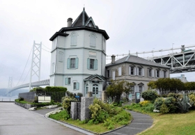 明石海峡に立つ移情閣。大橋が真横を通る=神戸市垂水区東舞子町 明石海峡に立つ移情閣。大橋が真横を通る=神戸市垂水区東舞子町