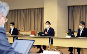 新型コロナウイルス感染症対策本部本部員会議で発言する久元喜造市長(中央)=神戸市役所 新型コロナウイルス感染症対策本部本部員会議で発言する久元喜造市長(中央)=神戸市役所