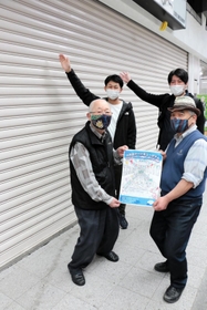 新長田地区を盛り上げようとシャッターアートを企画した大正筋商店街の店主ら=神戸市長田区久保町6 新長田地区を盛り上げようとシャッターアートを企画した大正筋商店街の店主ら=神戸市長田区久保町6
