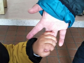 母の手、子の手 母の手、子の手