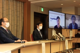 大規模接種会場について説明する(左から)神戸大の藤沢正人学長、久元喜造市長、楽天グループの三木谷浩史会長兼社長、東京慈恵会医科大外科学講座統括責任者の大木隆生氏=21日午前、神戸市役所(撮影・吉田敦史) 大規模接種会場について説明する(左から)神戸大の藤沢正人学長、久元喜造市長、楽天グループの三木谷浩史会長兼社長、東京慈恵会医科大外科学講座統括責任者の大木隆生氏=21日午前、神戸市役所(撮影・吉田敦史)