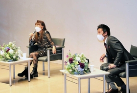 トークショーで来場者の質問に答えるコシノヒロコさん(左)と赤星憲広さん=神戸市中央区脇浜海岸通1、県立美術館 トークショーで来場者の質問に答えるコシノヒロコさん(左)と赤星憲広さん=神戸市中央区脇浜海岸通1、県立美術館