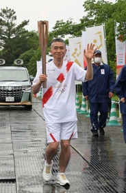 聖火ランナーとしてトーチを掲げて走る高木雄二さん=5月24日、丹波篠山市北新町、篠山城跡 聖火ランナーとしてトーチを掲げて走る高木雄二さん=5月24日、丹波篠山市北新町、篠山城跡