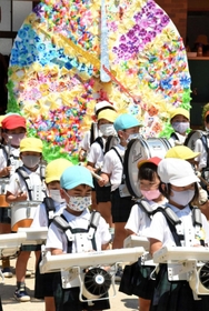 手作りした花時計の前で楽器を演奏する園児たち=神戸市長田区駒栄町4、近田幼稚園 手作りした花時計の前で楽器を演奏する園児たち=神戸市長田区駒栄町4、近田幼稚園