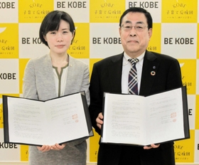 中学生の学びを支援する取り組みで、連携協定を結んだ創造学園の勝野哲也社長(右)と神戸市の中村明恵こども未来担当局長=神戸市役所 中学生の学びを支援する取り組みで、連携協定を結んだ創造学園の勝野哲也社長(右)と神戸市の中村明恵こども未来担当局長=神戸市役所
