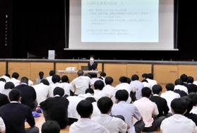 渡辺弘弁護士の話に耳を傾ける生徒たち=神戸弘陵学園高校 渡辺弘弁護士の話に耳を傾ける生徒たち=神戸弘陵学園高校