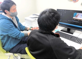 スタッフとともに動画編集をする利用者=神戸市兵庫区下沢通8 スタッフとともに動画編集をする利用者=神戸市兵庫区下沢通8