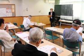 百人一首の歴史を学ぶ参加者=神戸市北区有野台2 百人一首の歴史を学ぶ参加者=神戸市北区有野台2