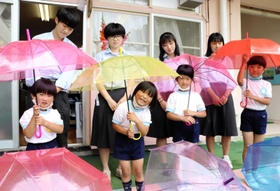 気に入った色の傘を差して楽しむ幼稚園児と高校生たち=神戸市北区唐櫃台2、からと幼稚園 気に入った色の傘を差して楽しむ幼稚園児と高校生たち=神戸市北区唐櫃台2、からと幼稚園