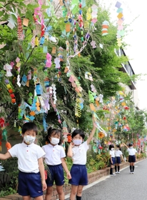 ササ飾りに胸を躍らせる園児たち=神戸市垂水区北舞子2、かすがこども園 ササ飾りに胸を躍らせる園児たち=神戸市垂水区北舞子2、かすがこども園