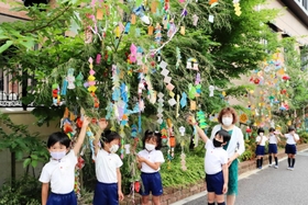 ササ飾りに胸を躍らせる園児たち=神戸市垂水区北舞子2、かすがこども園 ササ飾りに胸を躍らせる園児たち=神戸市垂水区北舞子2、かすがこども園