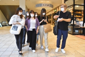 実際に店舗を見て回りながら、マーケティングについて学ぶ関西国際大学の学生=神戸市垂水区小束山手2 実際に店舗を見て回りながら、マーケティングについて学ぶ関西国際大学の学生=神戸市垂水区小束山手2