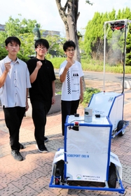 散水ロボットと開発に携わった(左から)土岡雅秀さん、藤井大輝さん、矢野拓実さん=神戸市西区学園東町8、神戸市立工業高等専門学校 散水ロボットと開発に携わった(左から)土岡雅秀さん、藤井大輝さん、矢野拓実さん=神戸市西区学園東町8、神戸市立工業高等専門学校