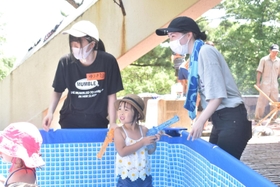 遊び疲れた子どもたちにかき氷が振る舞われた=会下山公園 遊び疲れた子どもたちにかき氷が振る舞われた=会下山公園