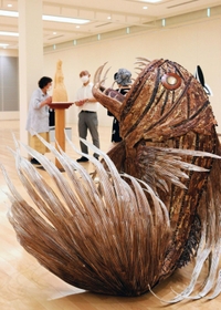 木や段ボール、石こうなどで作られた彫刻が並ぶ=神戸市灘区原田通3、原田の森ギャラリー 木や段ボール、石こうなどで作られた彫刻が並ぶ=神戸市灘区原田通3、原田の森ギャラリー
