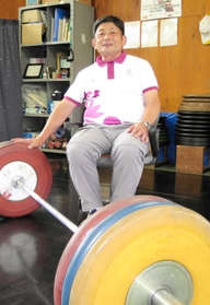 国際審判としてスムーズな競技進行を担う島田隆宏さん=三木市加佐、三木高校 国際審判としてスムーズな競技進行を担う島田隆宏さん=三木市加佐、三木高校