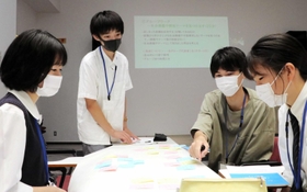 福島の被災地について学んだことを話し合う高校生たち=神戸市中央区元町通4 福島の被災地について学んだことを話し合う高校生たち=神戸市中央区元町通4