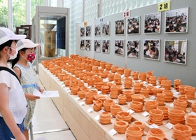 霞ケ丘小の児童が作った埴輪が並ぶ会場=神戸市埋蔵文化財センター 霞ケ丘小の児童が作った埴輪が並ぶ会場=神戸市埋蔵文化財センター