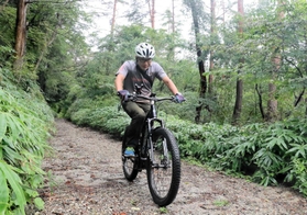 草木に覆われた山道を自転車で登る。電動アシスト付きなので、上り坂も楽々だ=神戸市北区の六甲山 草木に覆われた山道を自転車で登る。電動アシスト付きなので、上り坂も楽々だ=神戸市北区の六甲山